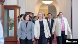 2023年5月19日，台湾总统蔡英文在台北与英国前首相特拉斯走在一起。（台湾总统府/路透社）