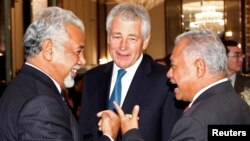 PM Timor Leste Xanana Gusmao, Menhan AS Chuck Hagel dan Menhan Indonesia Purnomo Yusgiantoro tampak berbincang dalam KTT Keamanan di Singapura (31/5). Dalam KTT itu Hagel berencana membahas isu spionase dunia maya dengan perwakilan China.