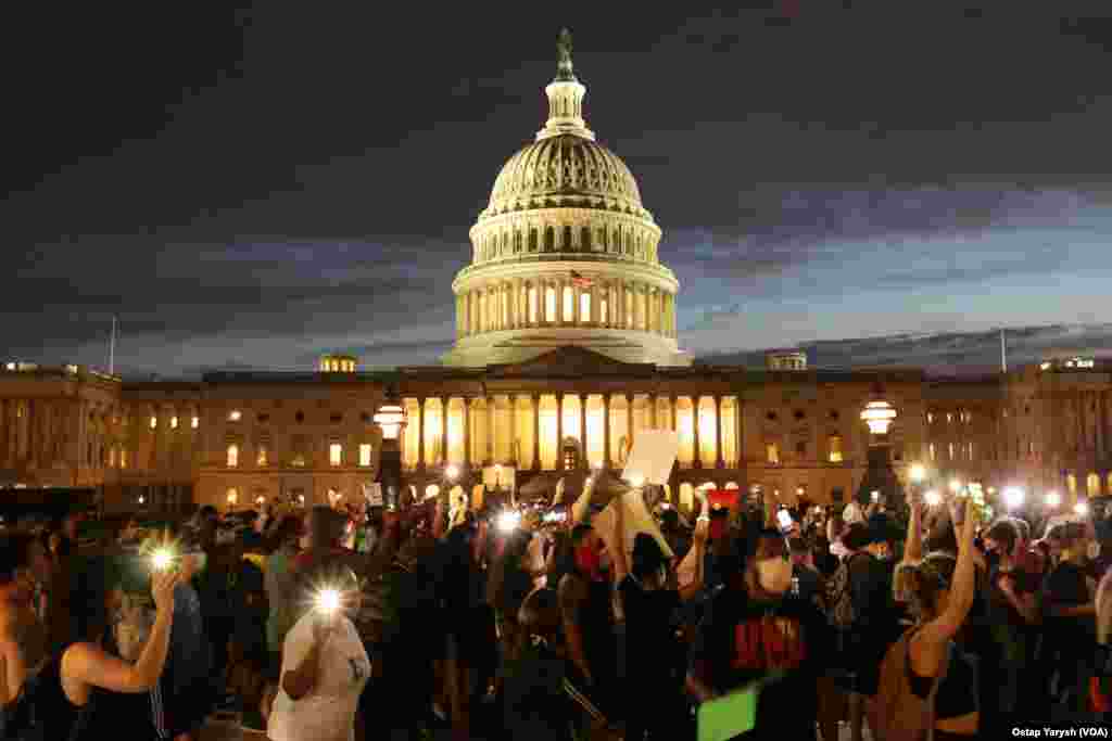 تجمع معترضان در برابر ساختمان کانگرس ایالات متحده در شهر واشنگتن دی سی