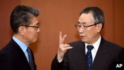 중국의 6자회담 수석대표인 우다웨이 외교부 한반도사무 특별대표(오른쪽)가 지난 10일 서울에서 한국 측 수석대표인 김홍균 외교부 한반도 평화교섭본부장과 대화하고 있다.