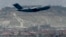 美国空军的一架飞机从喀布尔机场起飞。(2021年8月30日)