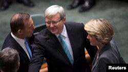 澳大利亚总理陆克文问候反对党领导人。2013年6月27日
