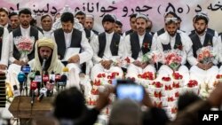 কাবুলে একটি গণবিবাহ অনুষ্ঠানে বিয়ের পাত্রদের দেখা যাচ্ছে। ২৫ ডিসেম্বর ২০২৩। 