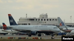 Pesawat milik maskapai US Airways siap melakukan take off di bandara Reagan (foto: dok). Badan penerbangan AS harus menutup 149 menara pengawas akibat pemotongan anggaran.