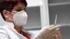 Medicinaska sestra priprema vakcinu protiv Kovida 19 (Foto: RFE/RL/Savo Prelević)