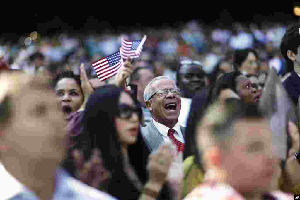 Alfonso Perez, asal Republik Dominika, bersorak di awal upacara naturalisasi untuk 755 warga negara AS yang baru di Turner Field, kandang tim baseball Atlanta Braves di Atlanta, Georgia.&nbsp; Hari Sabtu menandai Hari Konstitusi dan Hari Warga Negara di AS.