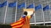 Arhiva - Katalanac Raimon Kastelvi ognut katalonskom separatističkom zastavom Estelada protestuje ispred sedišta Evropske komisije u Briselu nakon nedeljnog referenduma o nezavisnosti Katalonije, Belgija, 2. oktobar 2017. 