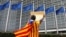 Arhiva - Katalanac Raimon Kastelvi ognut katalonskom separatističkom zastavom Estelada protestuje ispred sedišta Evropske komisije u Briselu nakon nedeljnog referenduma o nezavisnosti Katalonije, Belgija, 2. oktobar 2017. 
