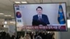 Sebuah layar TV di terminal bus di Seoul sedang menayang Presiden Korea Selatan Yoon Suk Yeoil membacakan pidato pada Kamis, 12 Desember 2024. (Foto: Ahn Young-Joon)