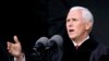 Estudiantes desairan a Pence en discurso de graduación