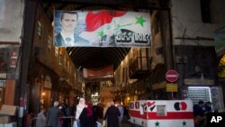 지난 24일 시리아 다마스쿠스 시의 유명 장터에 바샤르 아사드 시리아 대통령의 포스터가 걸려 있다. (자료사진)