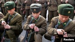 지난 3월 북한 관영조선중앙통신이 공개한 북한군 사격훈련 모습. (자료사진)