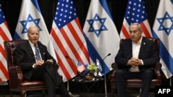 美国总统乔·拜登在参加以色列战时内阁会议时聆听以色列总理本雅明·内塔尼亚胡的讲话(资料照片：2023年10月18日)