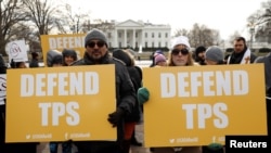 反对取消对萨尔瓦多国民临时庇护身份的抗议者