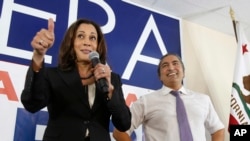 竞选参议员的的卡玛拉·哈里斯律师翘起拇指称赞支持者（2016年11月3日）。她当选了