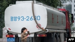 지난해 평양에서 연료를 실은 트럭이 주차돼 있다. 