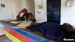 Polisi di Gamba, Kenya, menyusul serangan maut oleh kawanan pria bersenjata, Juli 2014.