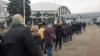 Ljudi čekaju u redu za vakcinaciju i revakcinaciju ispred hale Begradskoj sajma, u Beogradu, 20. februara 2021. (Foto: Jovana Đurović, VoA)