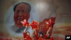 北京一家红色餐厅里表演的红色歌舞，背景是毛泽东像 (资料照片)