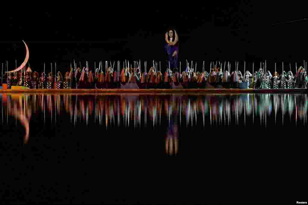 Para peziarah menghadiri perayaan tahunan &quot;Indoctrinator Spiritual&quot;&nbsp; komunitas Vale do Amanhecer (Valley of the Dawn) di lingkungan Planaltina, Brasilia, Brasil, 1 Mei 2017.