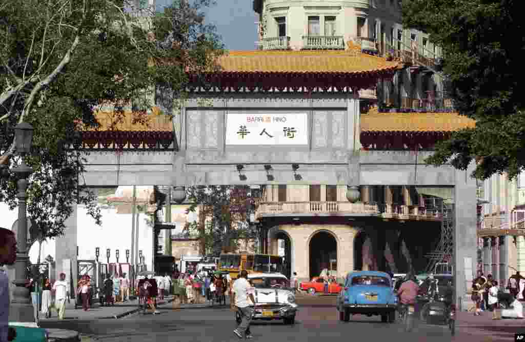 2001年4月6日，在江泽民访问前夕，古巴哈瓦那的中国城。