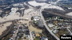 Les rues et les maisons submergées après plusieurs jours de pluie torrentielle à l'origine des inondations à Union, Missouri, 29 décembre 2015. 