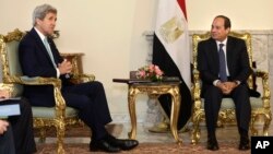 Le président égyptien Abdel-Fattah el-Sissi (d) rencontre le secrétaire d'Etat américain John Kerry au palais présidentiel au Caire, en Egypte, le mercredi 18 mai 2016. (AP Photo / Amr Nabil)