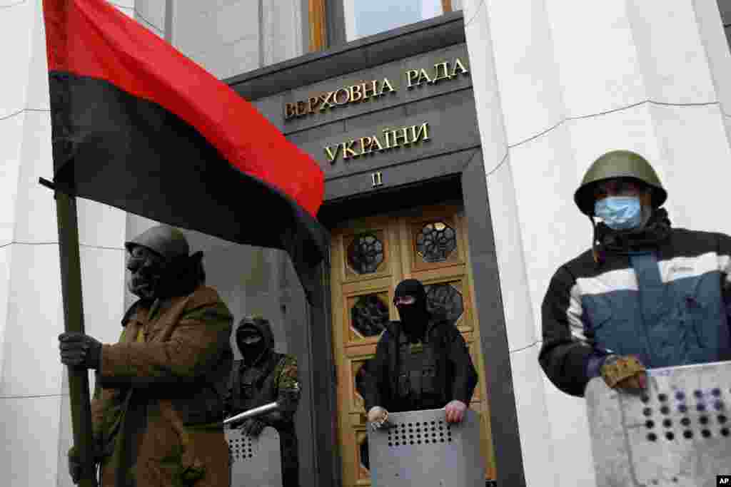 Para demonstran anti-pemerintah berjaga-jaga di luar gedung parlemen Ukraina di Kyiv.