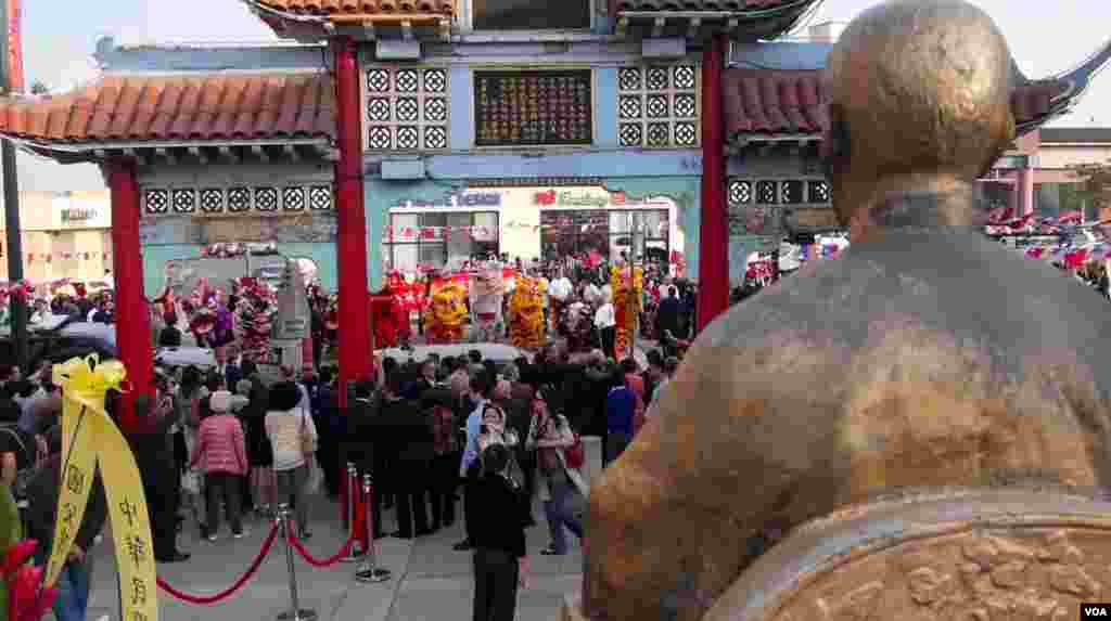 舞狮队在铜像前的街道欢送马英九车队（美国之音国符拍摄）