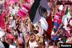 ປະຊາຊົນ ເຂົ້າມາເປັນສ່ວນນຶ່ງໃນການປະທ້ວງ ເພື່ອສະໜັບສະໜຸນສະຖາບັນການເລືອກຕັ້ງແຫ່ງຊາດ (INE) ແລະຕໍ່ຕ້ານແຜນການປະຕິຮູບການເລືອກຕັ້ງຂອງປະທານາທິບໍດີ ອັນເດຣສ ມານູເອລ ໂລເປສ ໂອບຣາດໍ, ໃນນະຄອນຫຼວງເມັກຊິໂກຊິຕີ້, ເມັກຊິໂກ, ວັນທີ 26 ກຸມພາ 2023.