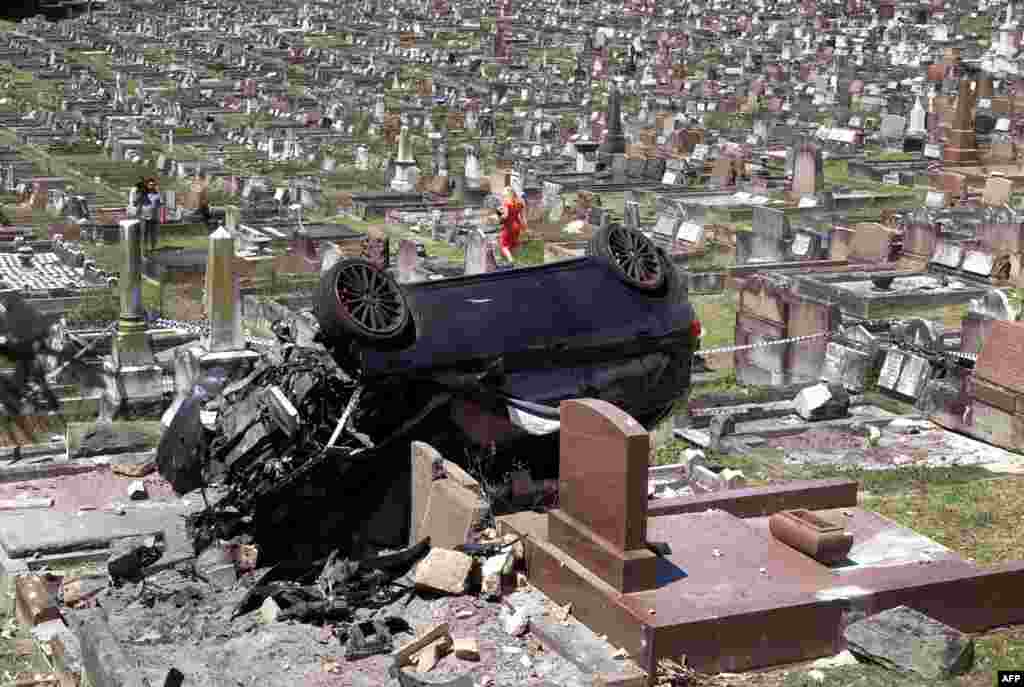 រថយន្តMercedes SUV មួយ​គ្រឿង​បាន​ក្រឡាប់​នៅ​ទីលាន​ផ្នូរ​ខ្មោច​ក្នុង​ទីក្រុង South Coogee ស៊ីដនី​ប្រទេស​អូស្រ្តាលី។ គ្រោះ​ថ្នាក់​មួយ​នេះ​កើត​ឡើង​ដោយ​សារ​អ្នក​បើកបរ​មិន​បាន​មើល​ផ្លូវកាច់​ជ្រុង។​ ប៉ូលិស​និយាយ​ថា​​អ្នក​បើកបរ​ត្រូវ​បាន​ធ្វើតេស្ត​​ជាតិ​ស្រវឹង​មុន​ពេល​បញ្ជូន​ទៅ​មន្ទីរពេទ្យ។