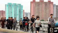 지난달 15일 출근길 평양 시민들이 다리 위를 분주하게 오가고 있다.