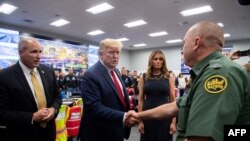 Rais Donald Trump akiwa na mkewe Melania Trump walipokutana na askari ambao hukabiliana na shambulizi mara linapotokea walipotembelea kituo cha mawasiliano cha El Paso, Texas, Agosti 7, 2019.