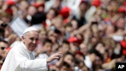 프란치스코 교황이 즉위후 첫 시성식을 마치고신도들에게 인사하고 있다