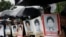 Para kerabat berdemo di luar Kedutaan Besar AS sambil membawa foto para aktivis yang hilang dan korban pelanggaran HAM yang diduga dilakukan oleh sejumlah anggota KOPASSUS pada 1997-1998, 27 Juli 2010. (Foto: Dita Alangkara/AP) 