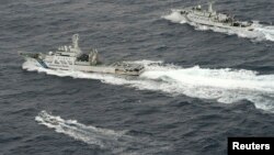 지난 2013년 4월 동중국해 영유권 분쟁 도서인 센카쿠 열도 주변 해상에서 중국 해군감시선(오른쪽)이 일본 어선(왼쪽)과 해안경비선에 접근하고 있다. (자료사진)