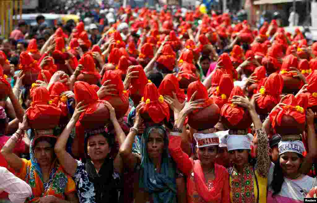 ក្រុម​ស្រ្តី​​ជំនឿ​ស៊ប់​លើក​ខ្អម​ដាក់​លើ​ក្បាល​នៅ​ស្រប​ពេល​ដែល​ពួកគេ​ចូលរួម​ក្នុង​ពិធី​កំណត់​ការ​បញ្ចប់​នៃ​ពិធី​បុណ្យ Jhulelal Chaliha ដែល​ជា​ពិធី​បុណ្យ​តម​អាហារ​រយៈពេល ៤០​ថ្ងៃ​នៅ​សហគមន៍​ Sindhi ក្នុង​ក្រុង Ahmedabad ប្រទេស​ឥណ្ឌា។&nbsp;