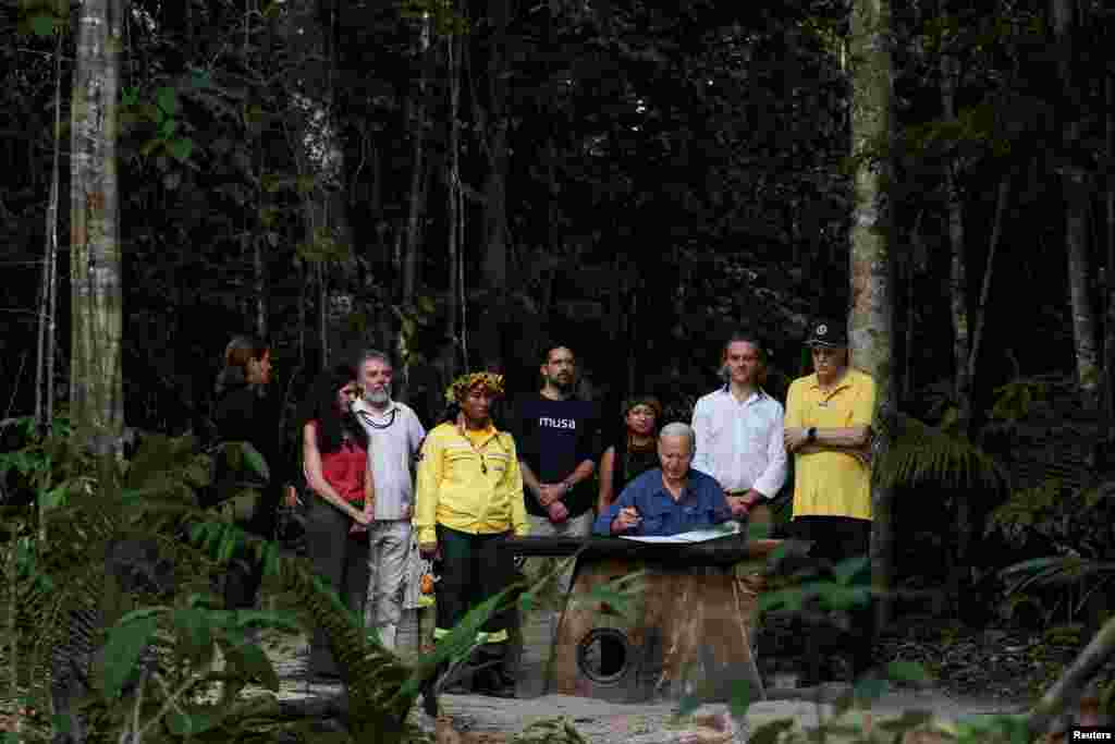 17 ноября 2024 года. Байден во время визита в бразильский Манаус &mdash; он стал первым президентом США, посетившим тропические леса Амазонии. Визит в Бразилию стал одной из его последних международных поездок, при этом в годы президентства Байден посетил десятки стран: от Японии до Перу, от Анголы до Вьетнама, от Литвы до Кабо-Верде.