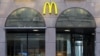 រូបឯកសារ៖ ទិដ្ឋភាព​ពី​ខាង​ក្រៅ​ហាង McDonald ក្នុង​ទីក្រុង​មូស្គូ ប្រទេស​រុស្ស៊ី ថ្ងៃទី៩ ខែមីនា ឆ្នាំ២០២២។ (REUTERS/Evgenia Novozhenina)