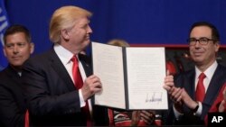 رئیس جمهوری آمریکا این فرمان را در جریان بازدید از یک کارخانه تولید ابزارآلات در ایالت ویسکانسن در روز ۲۹ فروردین ۱۳۹۶ امضا کرد.