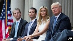 پرزیدنت ترامپ به همراه دخترش ایوانکا و پسرانش
