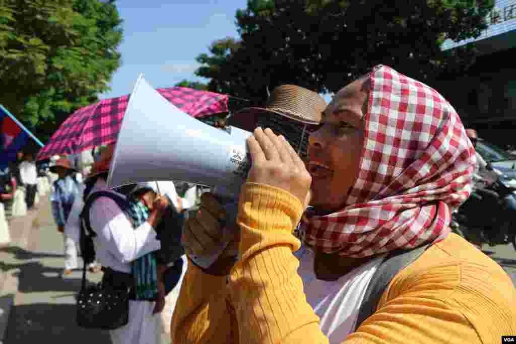 ប្រជា​​ពលរដ្ឋ​ជាង​ ២០​នាក់ ​​តំណាង​ឲ្យ​អ្នក​មាន​ទំនាស់​ដីធ្លី​ចំនួន​​ជាង​ ១០០​​គ្រួសារ​ ខេត្ត​កោះកុង ដែល​កំពុង​មាន​ជម្លោះ​ដីធ្លី​ជាមួយ​​ក្រុមហ៊ុន​ចិន ​Union Dev​el​o​pm​ent Group (UDG) ​តវ៉ា​នៅ​ខាងមុខ​ស្ថាន​ទូត​ចិន​ប្រចាំ​កម្ពុជា នា​ថ្ងៃទី​១៣ ខែ​សីហា​ ឆ្ន