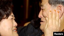 한국전 당시 북한군에 포로로 잡혔다가 2003년 중국을 거쳐 한국으로 돌아온 전용일(오른쪽) 씨. 중국 공안에 붙잡혀 북송될 위기에 처했었지만, 한국 정부의 노력으로 귀환에 성공했다. 서울에 온 전용일 씨가 가족과 만나 눈물을 흘리고 있다.