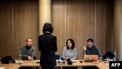 被中国国家监委扣押和调查的国际刑警组织主席孟宏伟的妻子格蕾丝·孟在法国里昂举行记者会，她背对摄影机。（2018年10月7日）