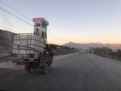 Small vehicle transporting smuggled Iranian fuel in Quetta, Feb. 13, 2020 (VOA).
