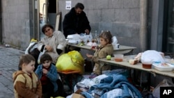 چند کودک ارمنی اهل قره‌باغ کوهستانی که در نتیجه حمله نظامی جمهوری آذربایجان به ارمنستان گریخته‌اند