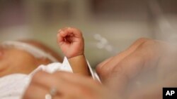 지난 2007년 12월 서울의 한 종합병원 산부인과 병동에서 간호사가 신생아들을 돌보고 있다. 