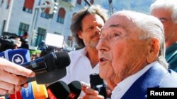 سپ بلاتر، رئیس پیشین فدراسیون جهانی فوتبال پس از خروج از دادگاه.