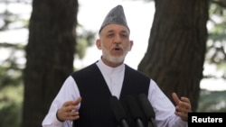 Presiden Afghanistan Hamid Karzai dalam sebuah konferensi pers di Kabul (12/7). 