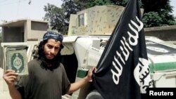 Mpiganaji wakiwa na bendera ya ISIS nchini Syria